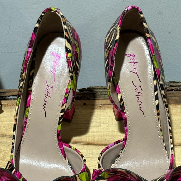 Betsy Johnson Noble Bow Heels Size 7 - Picture 6 of 13